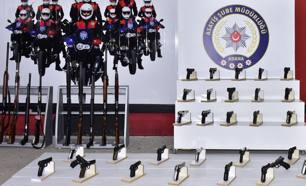 Polis denetimlerinde ruhsatsız 50 silah ele geçirildi
