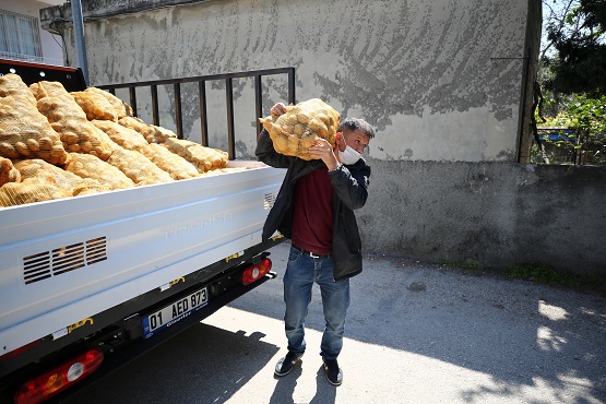 Evlere teslim patates yardımı