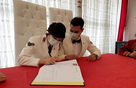 Nikah masasına üniformalarıyla oturdu