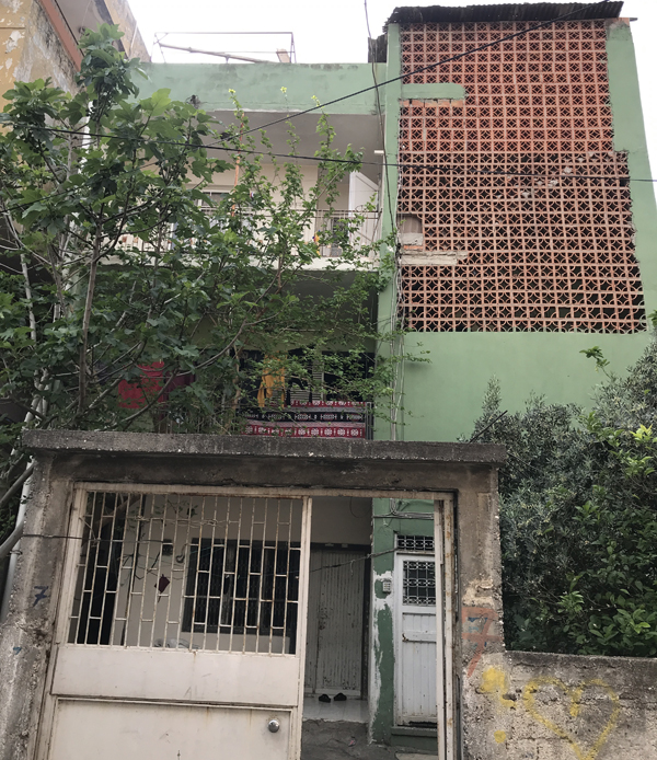 Balkondan aşağıya sarkan çocuğu itfaiye kurtardı