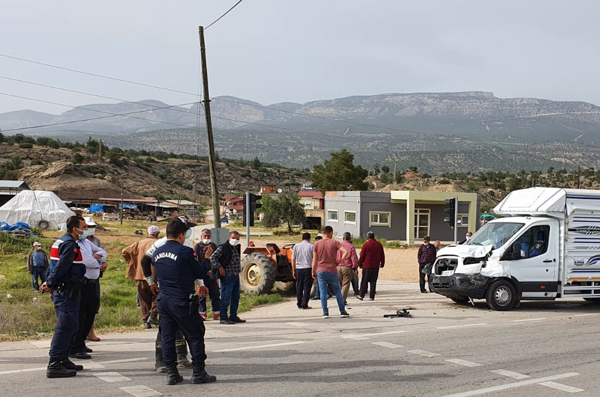Mersin'de kamyonet traktörle çarpıştı: 2 yaralı