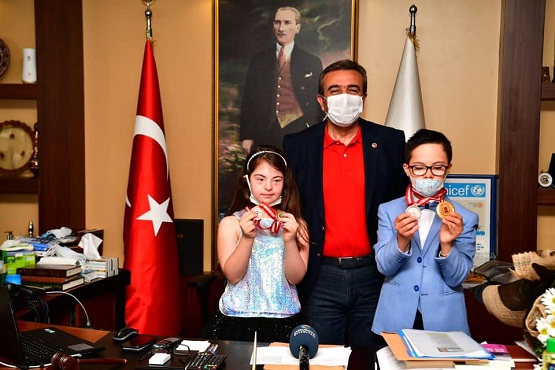 Çetin’in koltuğu madalyalı çocuklara emanet