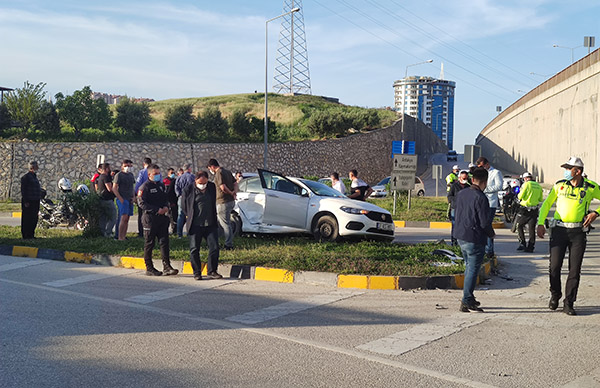 Trafik kazasında 1'i polis 4 kişi yaralandı