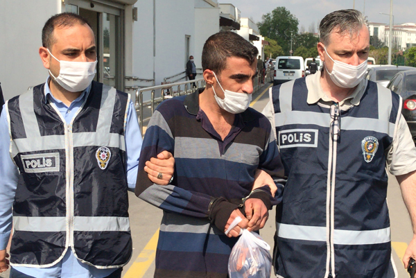 Darbedilip kilitlenen kadını polisleri görünce çok sevindi