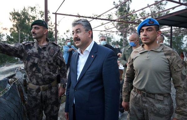 Valisi Yılmaz keşif kulesinde