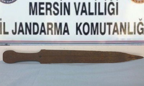 Tarihi eser kaçakçılığı operasyonunda kılıç ele geçirildi
