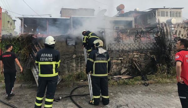 Depoda çıkan yangın hasara neden oldu