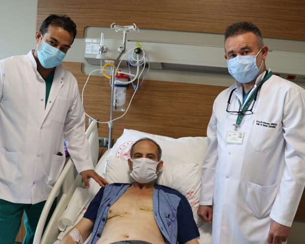 Kalp cerrahisiyle hastalara şifa dağıtıyor