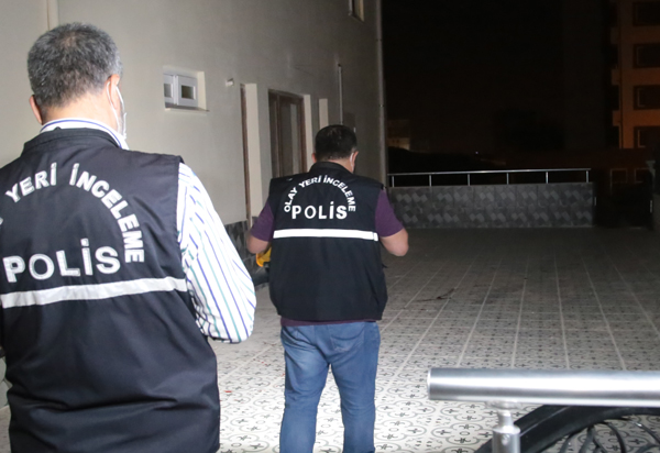 Apartman bahçesinde bıçaklanan iki kardeş hastaneye kaldırıldı