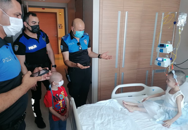 Polis lösemi hastası çocuğa sürpriz doğum günü yaptı
