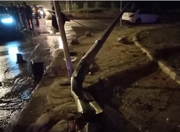 Elektrik direğine çarpan otomobildeki 2 kişi yaralandı