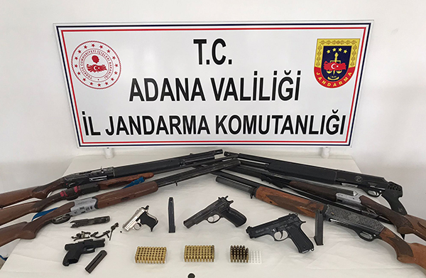 Ruhsatsız 4 tabanca ile 6 av tüfeği ele geçirildi