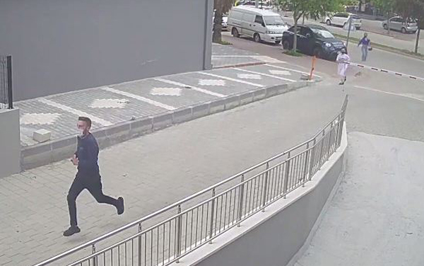 Kızlar cep telefonlarını çalan kapkaççıyı kovaladı