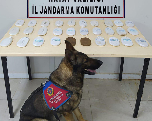 Bir araçta 5 kilo 945 gram uyuşturucu bulundu