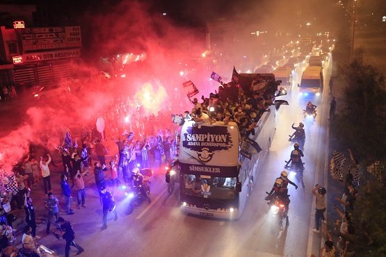 Adana uyumadı