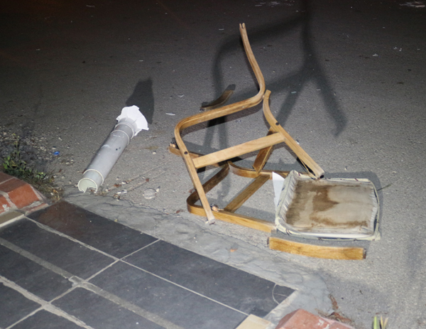 EŞYALARI DIŞARI ATTI