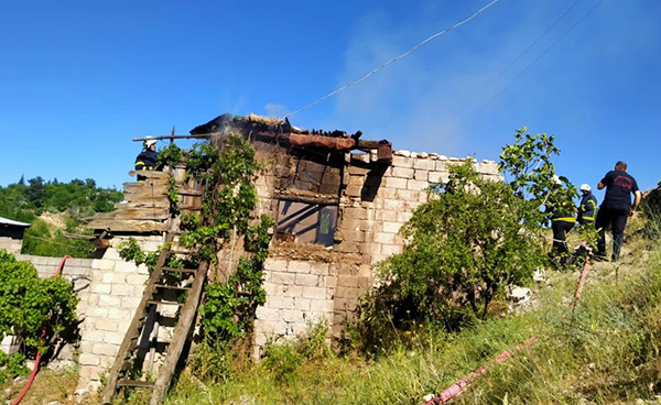 Ahşap ev yandı
