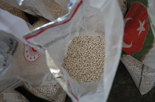 Ele geçirilen 1072,6 kilogram uyuşturucu hap basına gösterildi