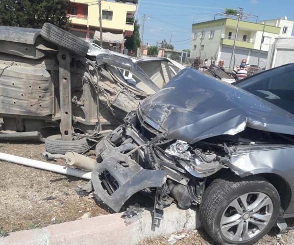 Adana'da iki otomobil çarpıştı: 1 yaralı