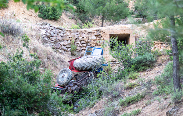 Hatay'da freni arızalanan traktör dereye devrildi
