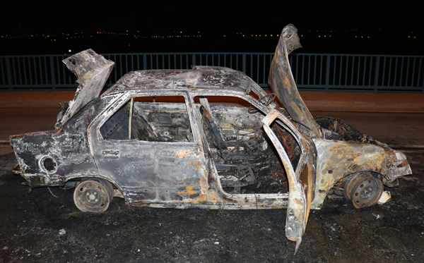Köprüde otomobilde yangın çıktı: 2 yaralı