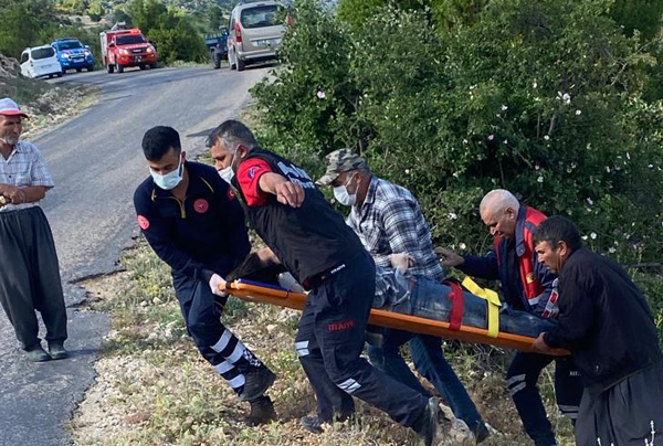 Şarampole yuvarlanan traktörün sürücüsü yaralandı