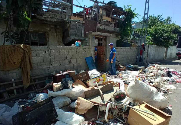 Adana'da bir evden 6 kamyon çöp çıkarıldı