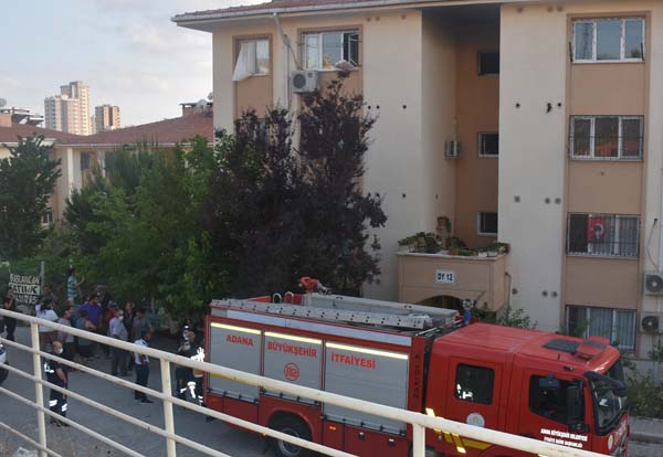 Apartmanda çıkan yangında 3 kişi dumandan etkilendi