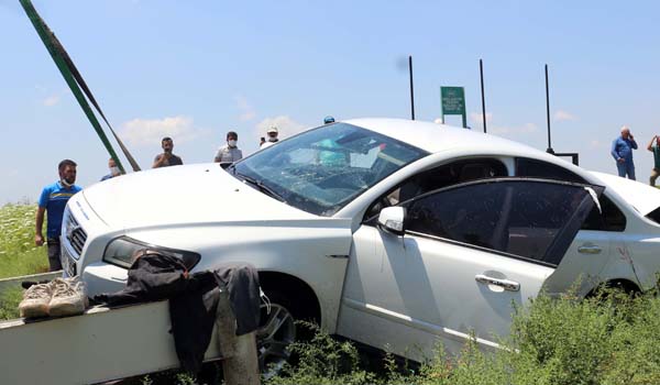Çalıntı cip arazide, otomobil de sulama kanalında bulundu