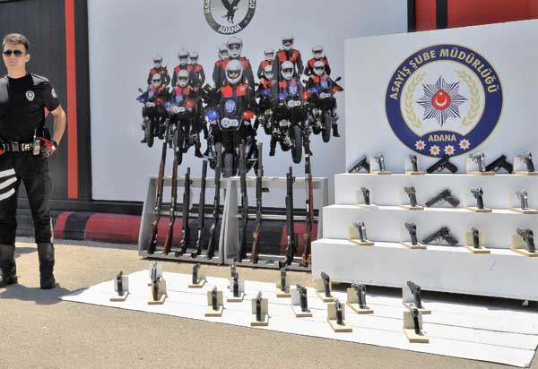 Polis denetimlerinde ruhsatsız 60 silah ele geçirildi