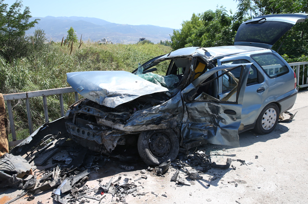 OTOMOBİL ÇARPIŞMASI: 4 YARALI