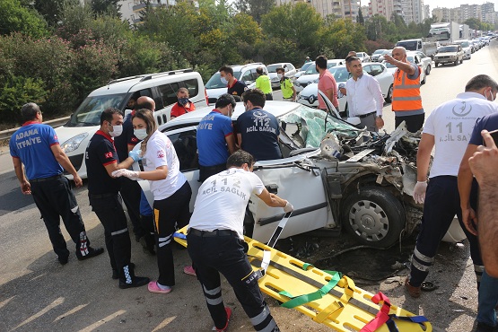 MİLLİ EĞİTİM MÜDÜRLERİ KAZA YAPTI: 5 YARALI
