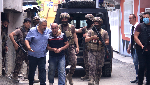 Adana'da evinin damında tüfekle havaya ateş açtı