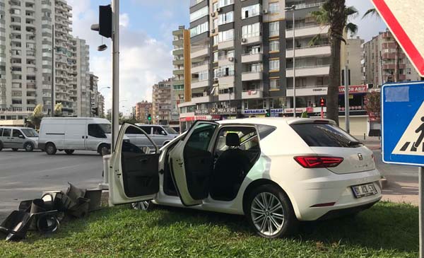 SİNYALİZASYON DİREĞİNE ÇARPARAK DURABİLDİ