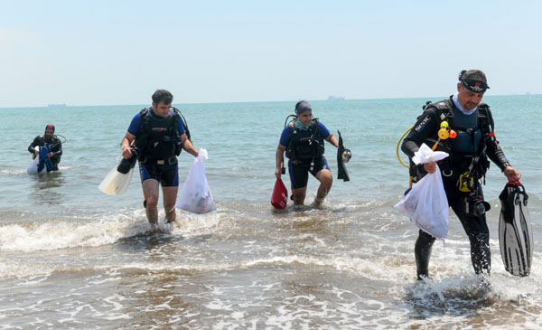 Mersin'de deniz dibi temizliği yapıldı