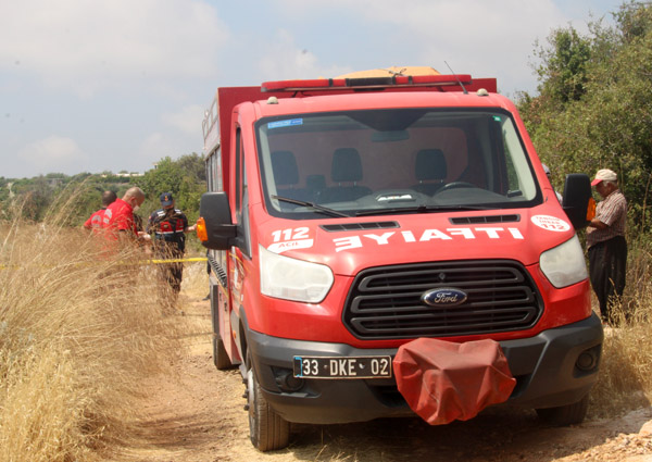 Mersin'de devrilen tarım aracının altında kalan sürücü hayatını kaybetti