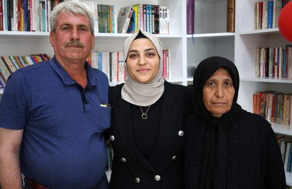 Şehit eşinin adını kütüphanede yaşatıyor