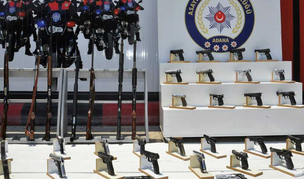Polis denetimlerinde ruhsatsız 54 silah ele geçirildi