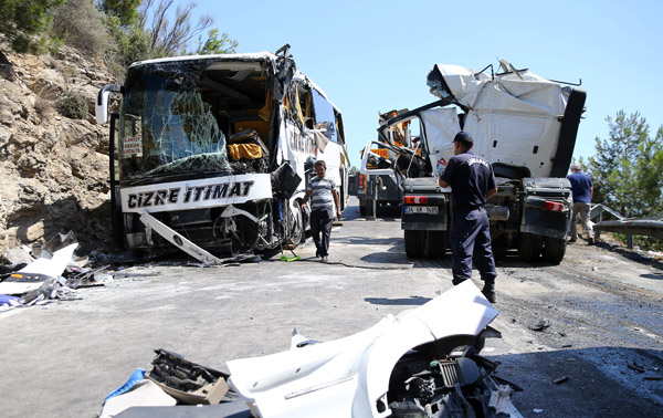 Yolcu otobüsü ile tır çarpıştı: 14 yaralı