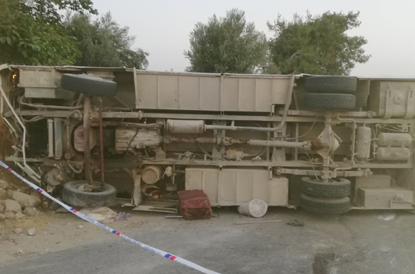 Tarım işçileri kaza yaptı: 1 ölü, 16 yaralı
