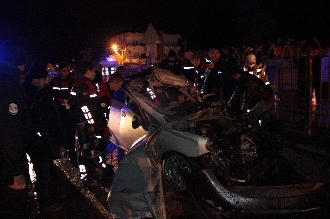 Adana’da 4 kişi hurdaya dönen araçtan sağ çıktı