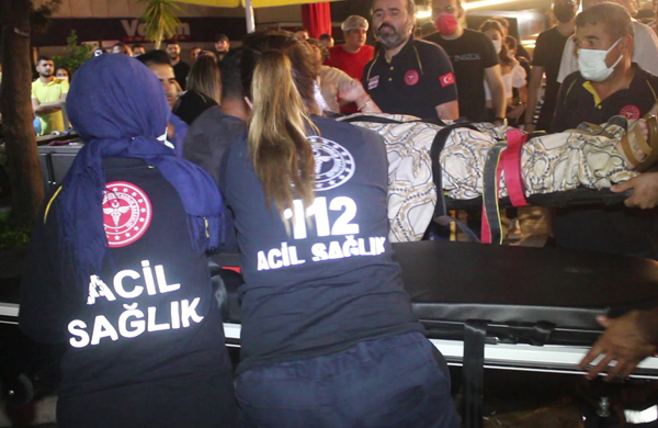 Otomobilde sıkışan sürücü itfaiye ekiplerince kurtarıldı
