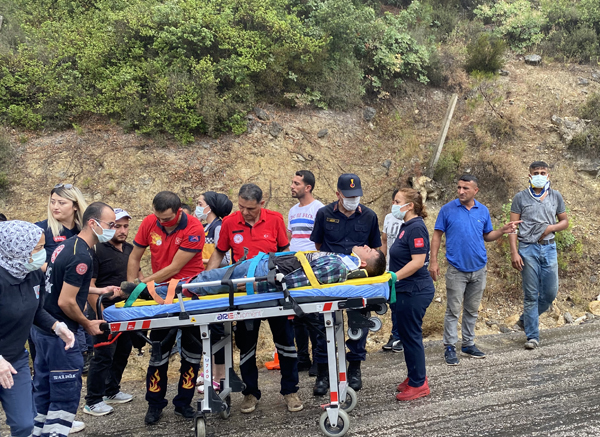 Mersin'de devrilen kamyonetteki 11 kişi yaralandı