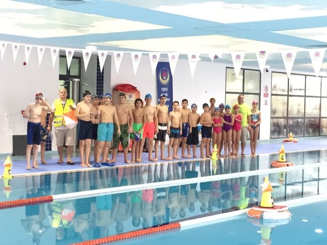 Adana’da havuzda oryantiring yarışması
