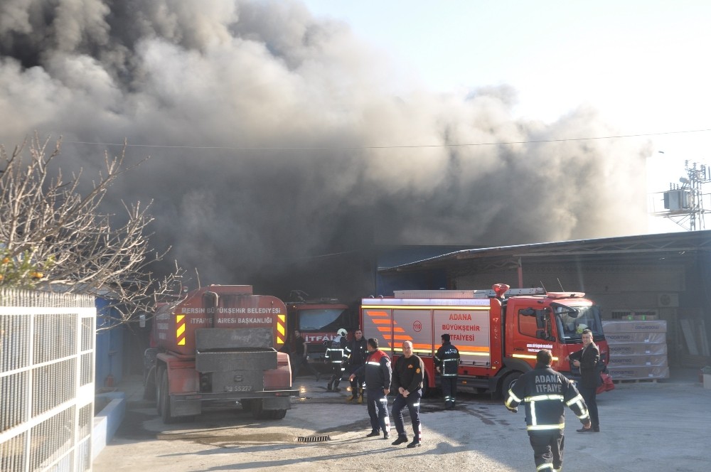 Adana’da mobilya fabrikasında yangın
