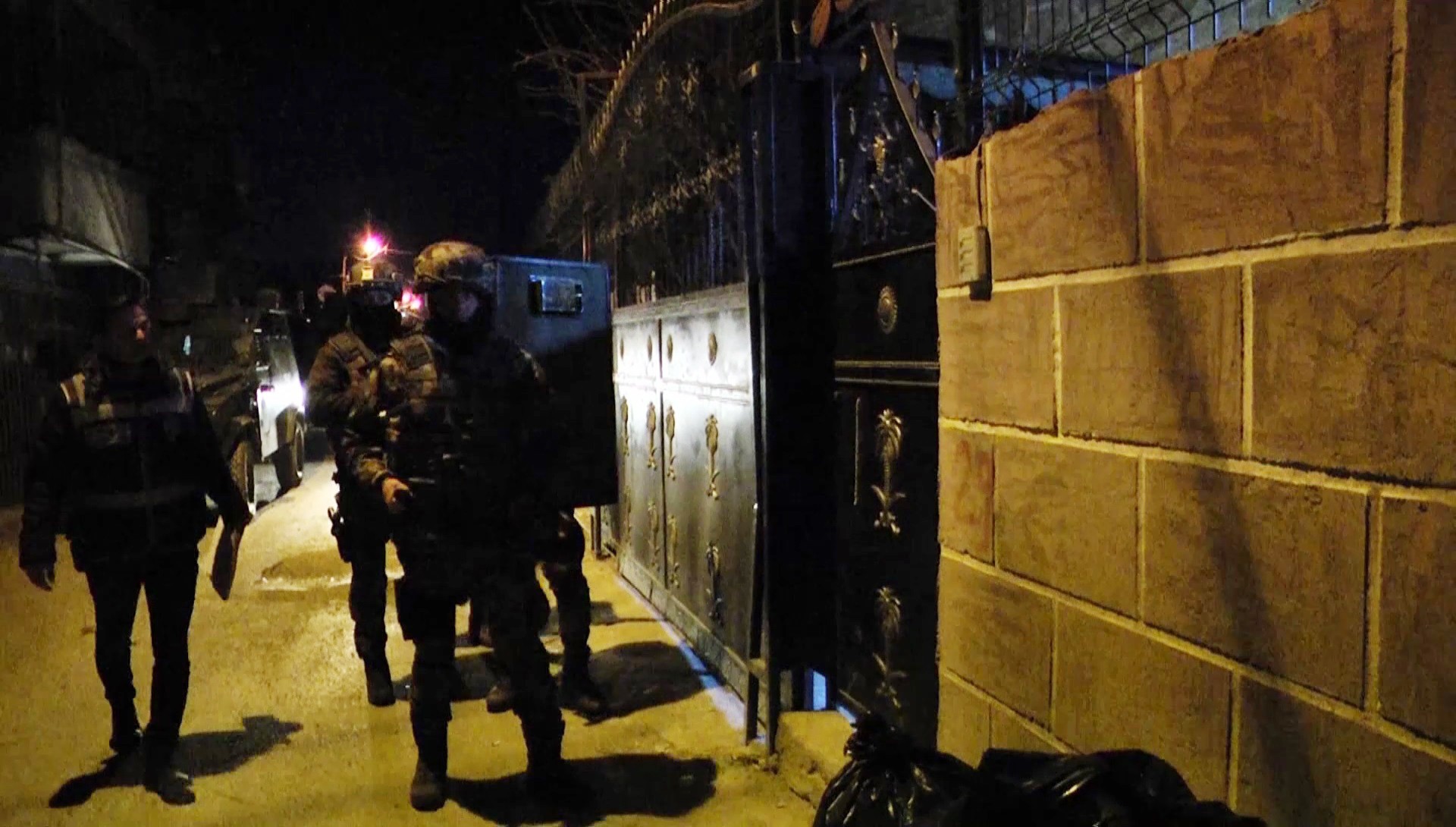Şebeke lideri sahte polis, evini kale gibi korumaya çemberine almış