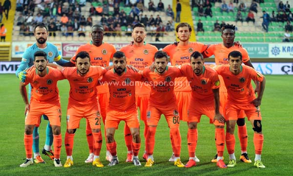 Alanyaspor şampiyonu sahaya çıkarken alkışlayacak