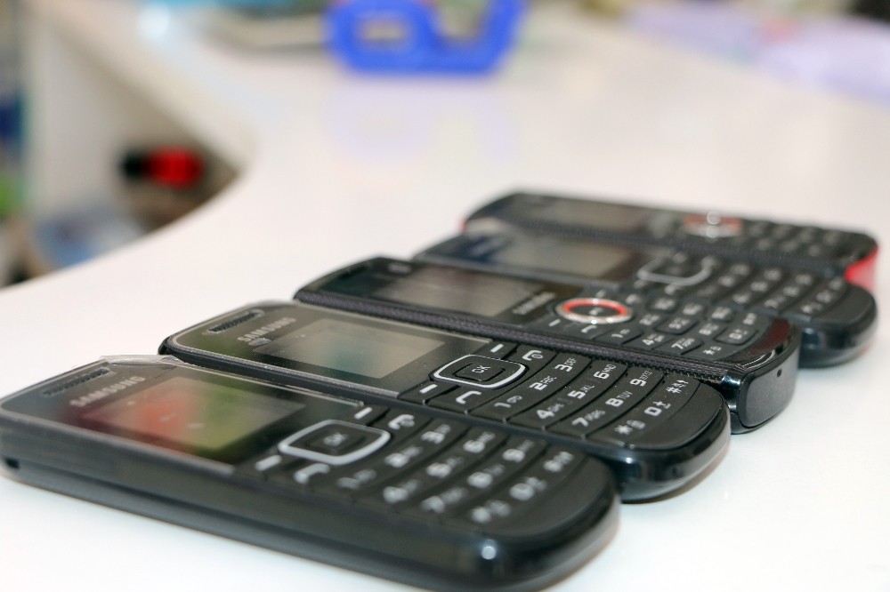 Askerler, kamerasız telefon piyasasını yeniden canlandırdı