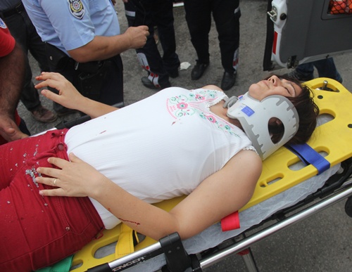 Adana'da kavşakta üç araç birbirine girdi: 2 yaralı