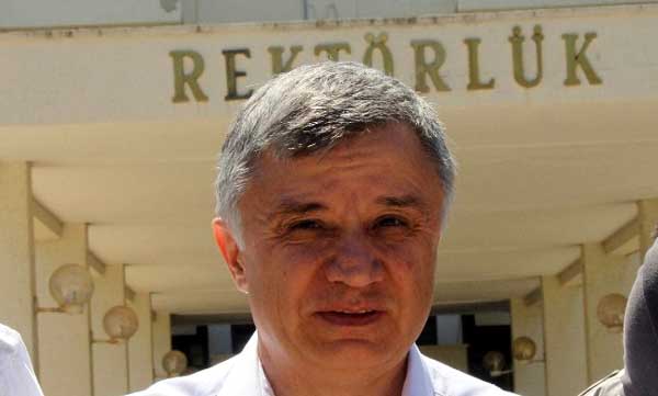 Davul çaldıran eski rektör 5 bin lira tazminat ödeyecek